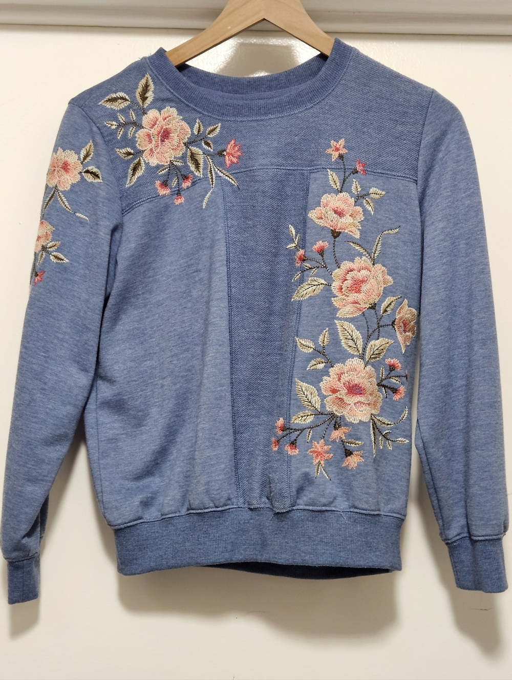 Grannycore Alfred Dunner Women's Floral Embroidered Long Sleeve Top denim Blue